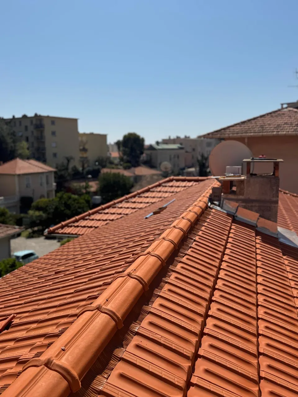 Faîtage neuf scellé sur une toiture en tuiles