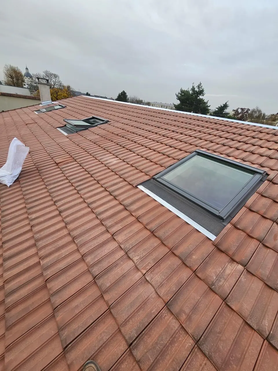Fenêtre de toit posée dans une couverture en tuiles