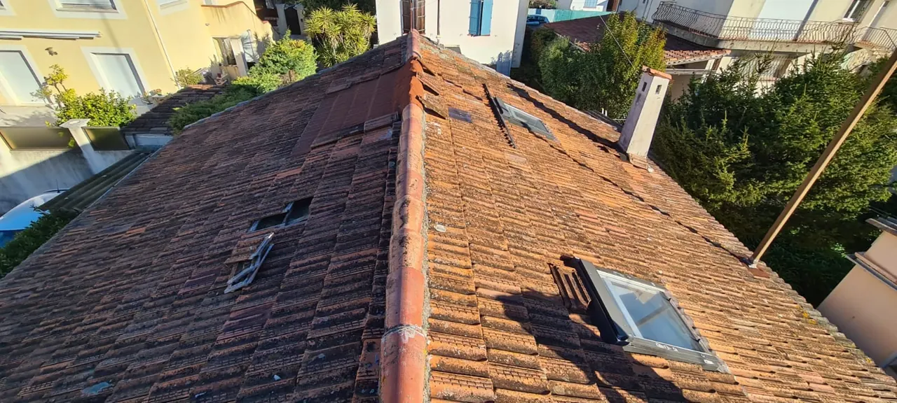 Ancienne toiture en tuiles encrassées, avant rénovation