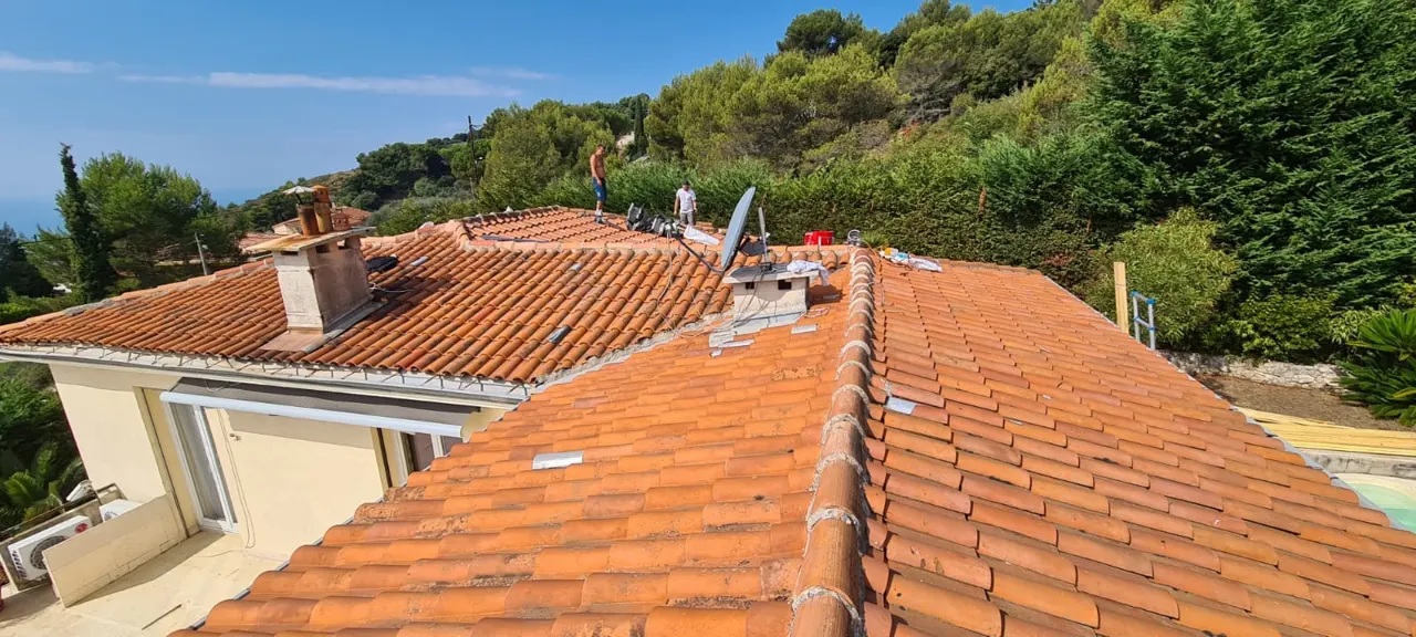 Couverture en tuiles neuves avec faîtage et souches de cheminée refaits