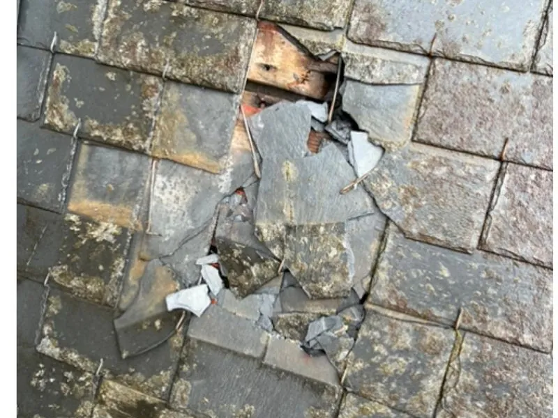 Ardoises cassées laissant un trou dans la toiture