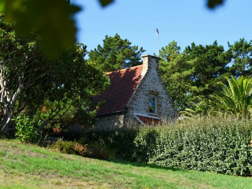 Maison en pierre entourée d'arbres